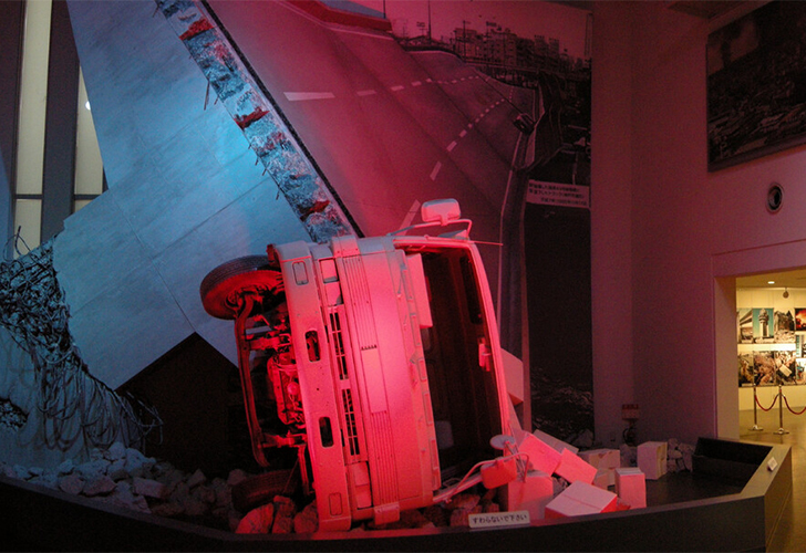 国道43号が倒壊した様子の再現模型